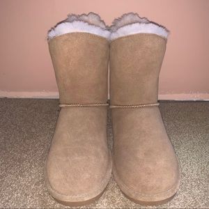 Women’s Hickory BEARPAW Rosie. Size 8.